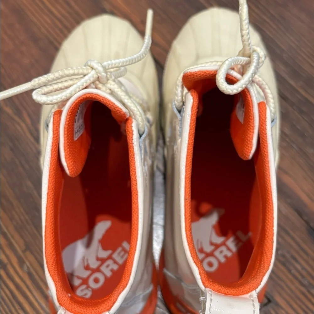 Sorel Women's Out N About III Classic Boot SIZE 7 Bleached Ceramic/ Orange